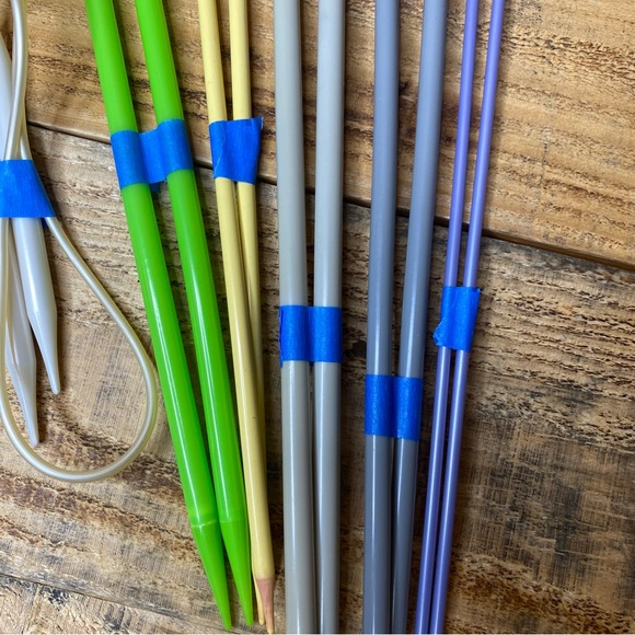 6 pair vintage plastic knitting needles sizes 6, 11, 13 and circular needles - Picture 4 of 6